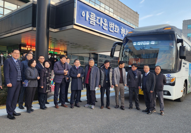 김진열 경북 군위군수와 간부 직원, 박수현 군위군의회 의장과 의원들이 본회의가 열리는 서울 여의도 국회 출발에 앞서 대구 편입을 염원하고 있다. 군위군 제공