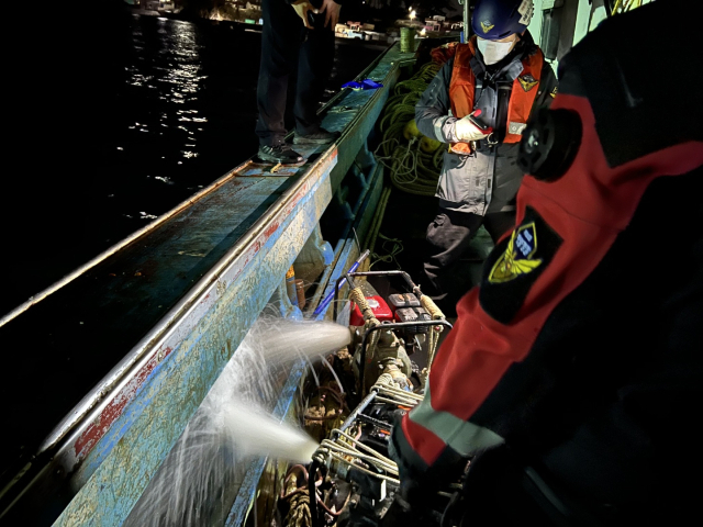 9일 오전 경주 감포 앞바다에서 좌초 사고를 당한 40톤급 어선에 대해 포항해양경찰서 대원들이 구조작업을 벌이고 있다. 포항해양경찰서 제공.