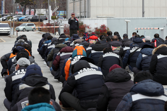 화물연대가 찬반투표를 거쳐 총파업을 끝낸 9일 광주 광산구 진곡화물공영차고지에서 조합원들이 해단식을 열고 있다. 연합뉴스