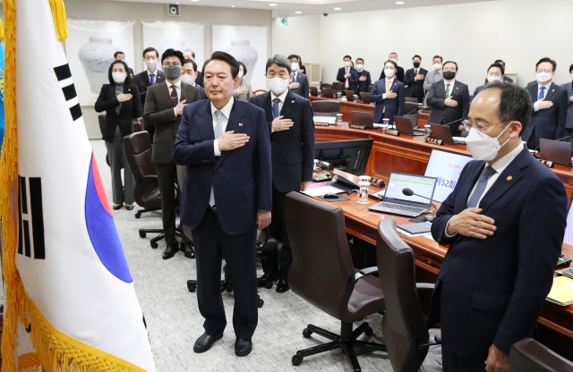 윤석열 대통령이 화물연대 집단운송거부 사태 관련 업무개시명령을 심의하기 위해 29일 서울 용산 대통령실 청사에서 열린 국무회의에 참석, 국기에 경례를 하고 있다. 연합뉴스