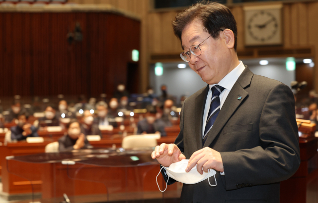 더불어민주당 이재명 대표가 11일 오전 서울 여의도 국회에서 열린 의원총회에서 발언을 마치고 자리로 돌아오고 있다. 연합뉴스