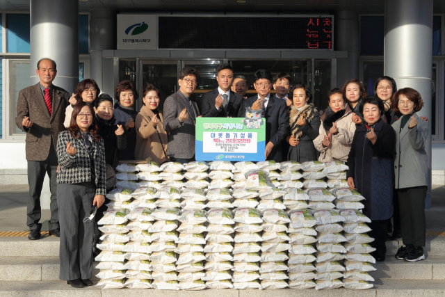 한국외식업중앙회 대구북구지부, (주)쌀농산, 음식과 사랑봉사단 독거노인 결식아동 백미 나눔. 대구 북구청 제공