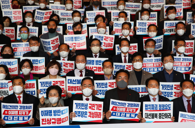 국민의힘 정진석 비상대책위원장, 주호영 원내대표 등 의원들이 11일 국회 로텐더홀 계단에서 이상민 행정안전부 장관 해임건의안 강행 처리 반대 등 피켓을 들고 구호를 외치고 있다. 연합뉴스