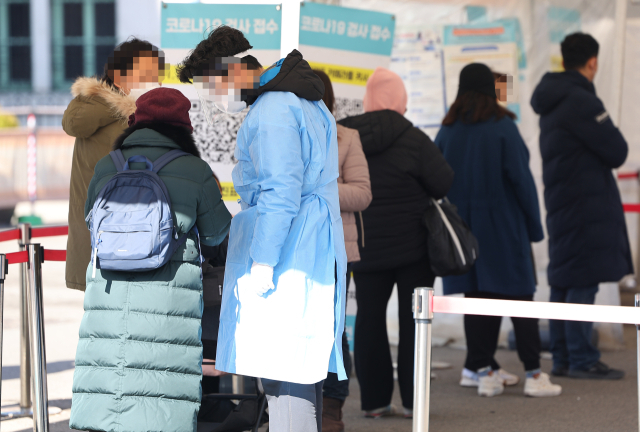 코로나19 신규 확진자 수가 일요일 기준 석 달여 동안 가장 많은 수를 기록한 11일 오후 서울역 광장에 마련된 코로나19 선별검사소를 찾은 시민들이 검사를 기다리고 있다. 연합뉴스