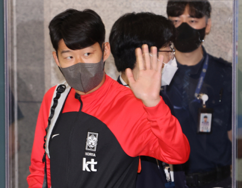 '마스크 투혼' 손흥민, 오늘 출국…26일 EPL 복귀전 예상