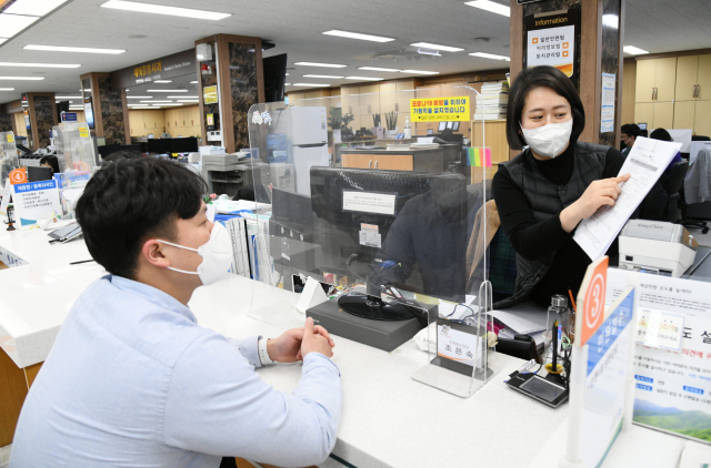 영주시청 종합민원실을 방문한 민원인에게 담당 직원이 친절하게 서류 작성 방법을 설명하고 있다. 영주시 제공