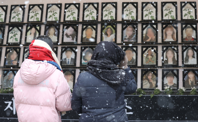 15일 오후 서울 용산구 녹사평역 광장에 10·29 이태원참사 유가족협의회와 10·29 이태원참사 시민대책회의가 마련한 시민분향소에서 시민들이 희생자를 추모하고 있다. 연합뉴스