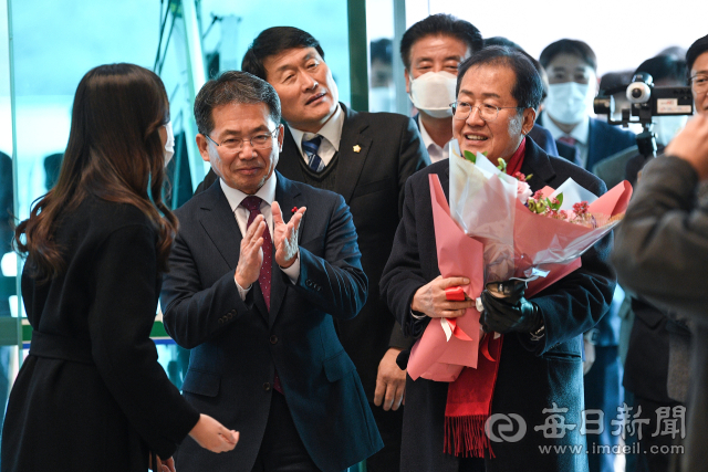 16일 오후 군위군청에서 홍준표(왼쪽) 대구시장과 김진열 군위군수가 환담을 나눈 뒤 악수하고 있다. 우태욱 기자 woo@imaeil.com