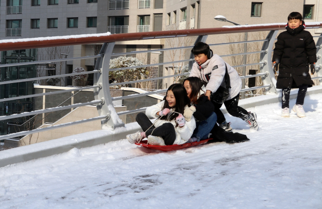 대전·세종·충남 전 지역에 대설주의보가 발효된 17일 대전시 유성구 상대동 한 아파트단지에서 어린이들이 눈썰매를 타며 즐거워하고 있다. 연합뉴스