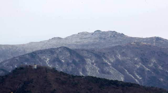 16일 광주 무등산국립공원의 정상인 천왕봉(해발 1,187m) 주변에 흰 눈이 내려앉아 있다. 연합뉴스