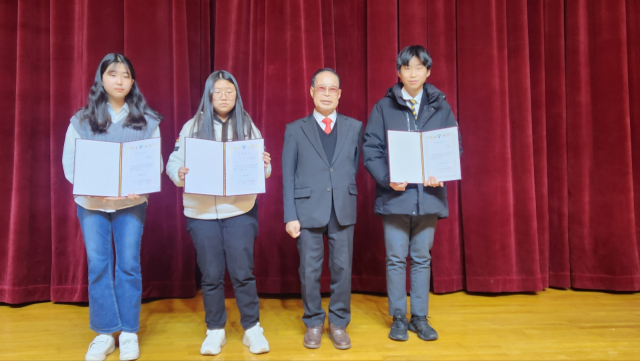 상주장학문화재단 설립자인 성백영 전 상주시장이 장학금을 수여받은 학생들과 기념촬영을 하고 있다. 고도현 기자