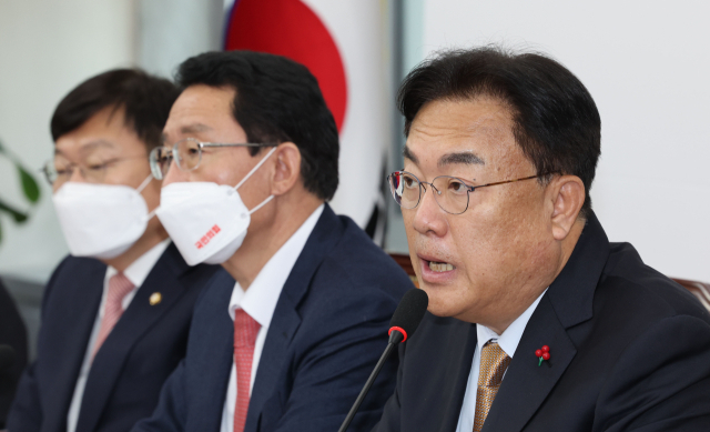 국민의힘 정진석 비상대책위원장이 19일 오전 서울 여의도 국회에서 기자회견을 열고 차기 당 대표와 최고위원을 선출할 때 당원 선거인단 투표 100%를 적용하는 내용의 당헌·당규 개정안을 비상대책위원회의에서 만장일치로 의결했다고 밝히고 있다. 연합뉴스