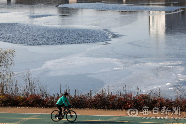 대구 아침 최저 기온이 -9℃까지 떨어진 19일 북구 산격대교 인근 금호강 일부가 얼어붙어 있다. 20일도 대구가 -5℃까지 떨어지는 등 동장군의 기세가 당분간 이어질 전망이다. 우태욱 기자 woo@imaeil.com