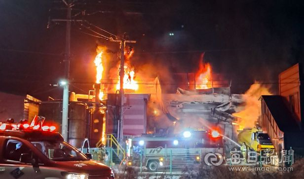 19일 오후 7시 40분쯤 경북 경산시 진량읍의 폐기물재활용 공장에서 불이 나 출동한 소방관이 진화를 하고 있다. 경북 소방본부 제공