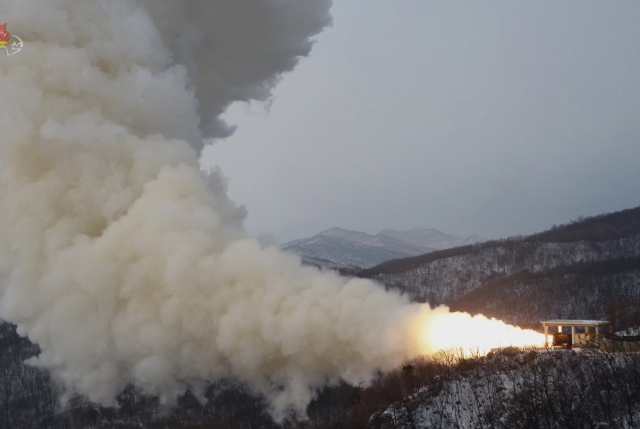 북한이 고체연료를 사용하는 신형 대륙간탄도미사일(ICBM)을 개발하기 위한 것으로 보이는 고출력 로켓엔진 시험에 성공했다고 밝혔다. 연합뉴스