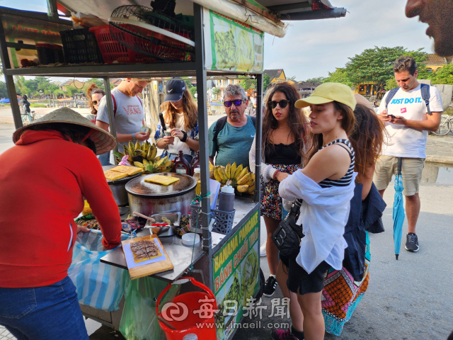 베트남 호이안의 길거리 음식은 관광객에게 큰 인기 메뉴 중 하나다. 전종훈 기자