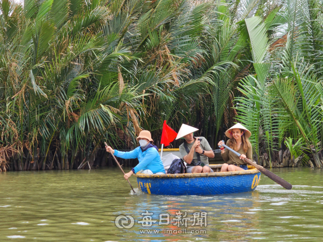 베트남 호이안에는 코코넛 배가 유명하다. 한 외국인 관광객 커플이 노를 저으며 체험하는 모습을 카메라에 담고 있다. 전종훈 기자