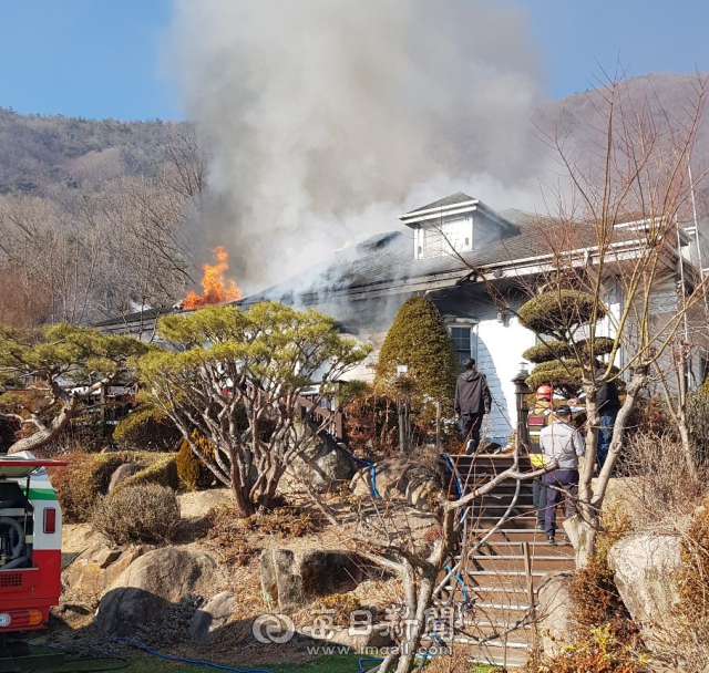 칠곡군 동명면 한 주택에서 화재가 발생, 불길이 솟아오르고 있다. 불은 주택이 전소되고 꺼졌다. 독자 제공