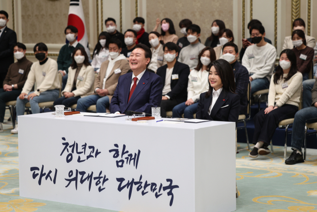 윤석열 대통령과 김건희 여사가 20일 청와대 영빈관에서 열린 청년 200여명과의 노동·교육·연금 등 3대 분야 개혁 간담회에 참석하고 있다. 연합뉴스