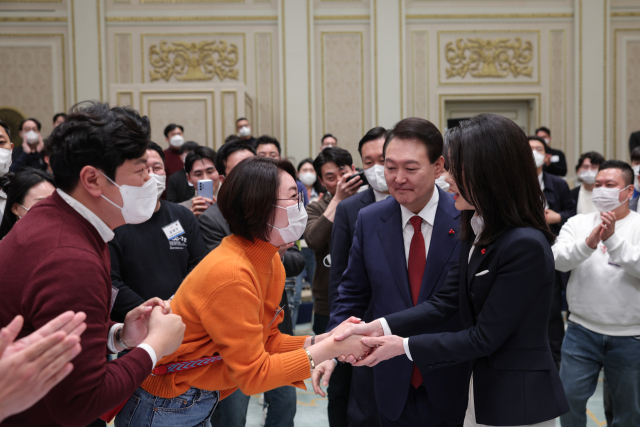 윤석열 대통령과 김건희 여사가 20일 청와대 영빈관에서 열린 청년 200여명과의 노동·교육·연금 등 3대 분야 개혁 간담회를 마친 뒤 참석자들과 인사하고 있다. 연합뉴스