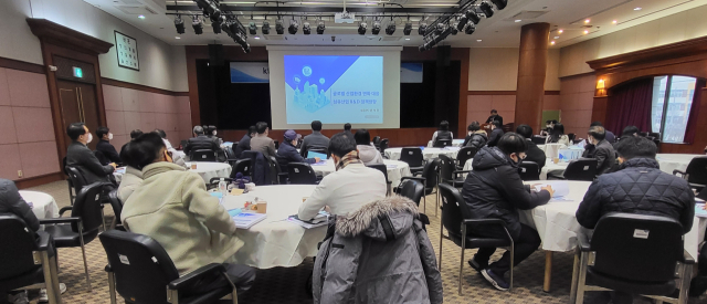 한국섬유개발연구원이 21일 오후 대구 서구 중리동 한국섬유개발연구원 회의장에서 기업 지원사업 결과 등을 발표하는 