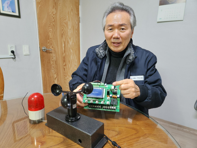 21일 오후 대구 수성구 지에스 차양산업에서 만난 하성수 대표가 원격제어 통로형 그늘막의 원리에 대해 설명하고 있다. 이통원 기자. tong@imaeil.com