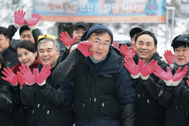 국민의힘 정진석 비상대책위원장이 21일 오전 서울 강남구 구룡마을에서 연탄 나눔 봉사활동에 앞서 참석자들과 기념촬영하고 있다. 연합뉴스