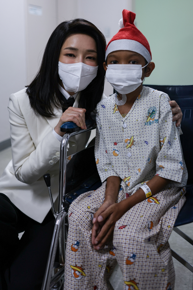 김건희 여사가 2022년 12월 21일 서울 송파구 서울아산병원에서 심장질환 수술을 받고 회복 중인 캄보디아 아동 옥 로타군을 만나고 있다. 연합뉴스