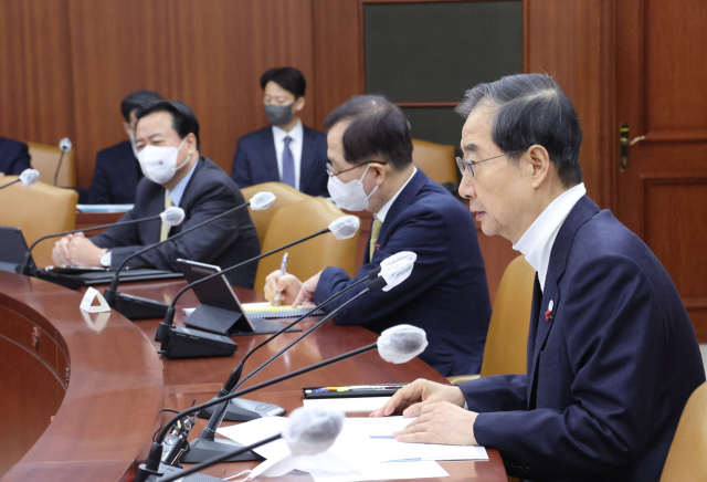 한덕수 국무총리가 22일 정부서울청사에서 열린 국정현안관계장관회의를 주재하고 있다. 연합뉴스