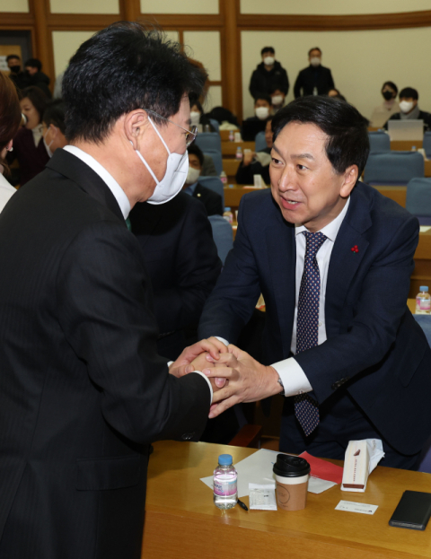 국민의힘 김기현 의원(오른쪽)과 장제원 의원이 21일 오전 서울 여의도 국회 의원회관에서 열린 국민의힘 