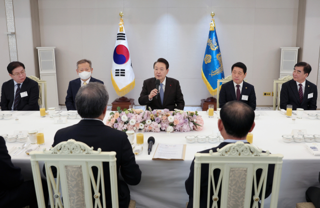 윤석열 대통령이 22일 서울 용산 대통령실 청사에서 시도의회의장협의회 임원진과 오찬 간담회를 하고 있다. 연합뉴스