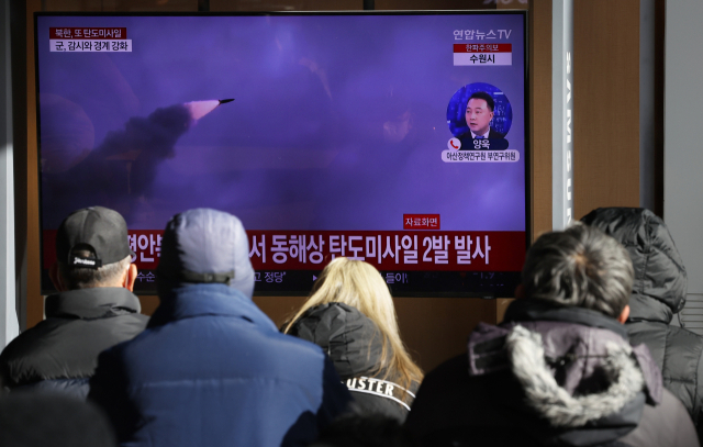 18일 오후 서울역 대합실에서 시민들이 북한 탄도미사일 발사 소식을 전하는 뉴스를 시청하고 있다. 합참에 따르면 북한은 이날 오전 평안북도 동창리 일대에서 동해상으로 탄도미사일 2발을 발사했다. 연합뉴스