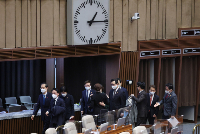 한덕수 국무총리가 24일 새벽 내년도 예산안 국회 본회의 통과 뒤 국무위원들과 퇴장하고 있다. 연합뉴스