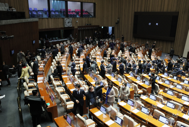 24일 새벽 내년도 예산안 통과 뒤 산회가 선포되자 여야 의원들이 국회 본회의장을 나서고 있다 . 연합뉴스