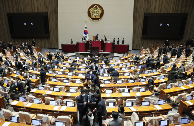 24일 새벽 내년도 예산안 통과 뒤 산회가 선포되자 여야 의원들이 국회 본회의장을 나서고 있다 . 연합뉴스