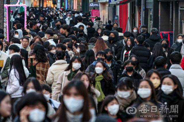 성탄절을 맞은 25일 대구 중구 동성로 거리가 시민들로 북새통을 이루고 있다. 안성완 기자 asw0727@imaeil.com