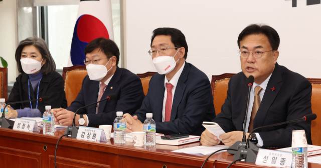 국민의힘 정진석 비상대책위원장이 19일 오전 서울 여의도 국회에서 기자회견을 열고 차기 당 대표와 최고위원을 선출할 때 당원 선거인단 투표 100%를 적용하는 내용의 당헌·당규 개정안을 비상대책위원회의에서 만장일치로 의결했다고 밝히고 있다. 연합뉴스