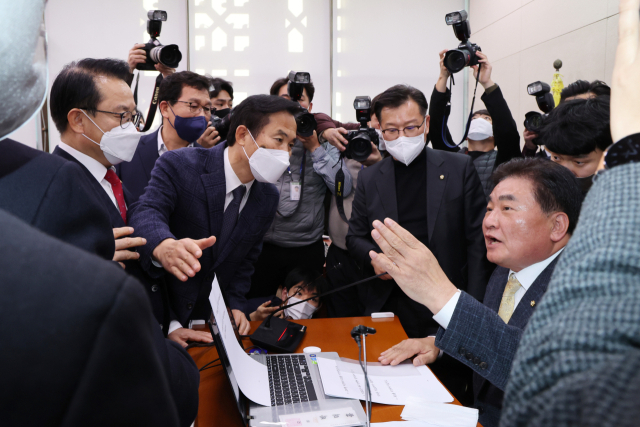 국민의힘 소속 국회 농림축산식품해양수산위원회 위원들이 28일 국회에서 열린 농림축산식품해양수산위원회 전체 회의에서 양곡관리법 개정안의 본회의 직회부 안건 처리에 대해 소병훈 위원장에게 항의하고 있다. 연합뉴스