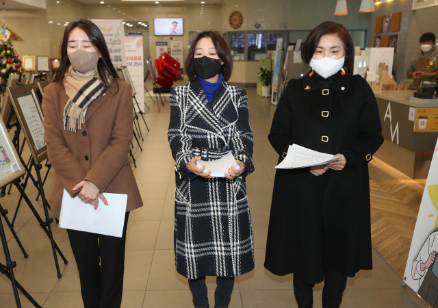 대구 중구청에서 중구의회 김효린(왼쪽부터)·이경숙·권경숙 의원이 예산안 갈등에 대한 입장을 밝히고 있다. 연합뉴스DB