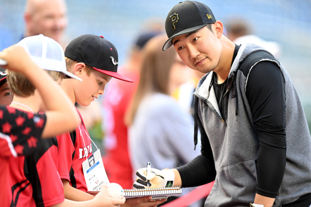 미국 메이저리그(MLB) 피츠버그 파이리츠 내야수 박효준(오른쪽)이 27일(현지시간) 워싱턴DC 내셔널 파크 구장에서 워싱턴 내셔널스와의 경기 전 어린이 팬에게 사인해주고 있다. 워싱턴DC AFP/게티이미지=연합뉴스