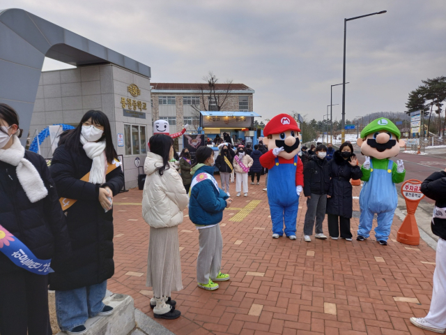 30일 안동 풍천중학교 정문에서 학생과 학부모가 손잡고 걸어서 등교하는 