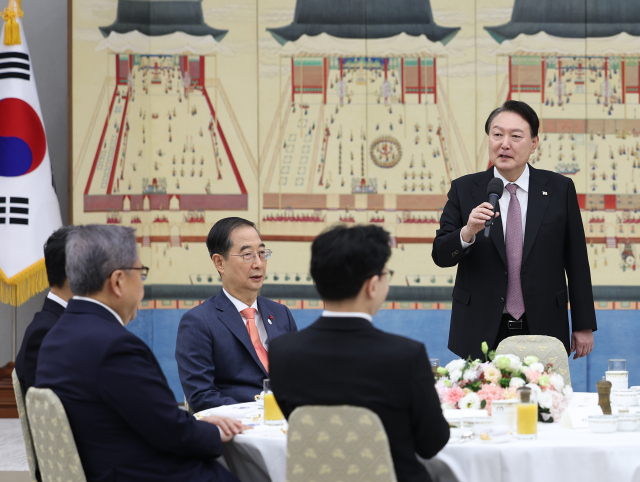 윤석열 대통령이 새해 첫날인 1일 서울 용산 대통령실 청사에서 국무위원들과 떡국으로 조찬을 함께 한 자리에서 발언하고 있다. 연합뉴스