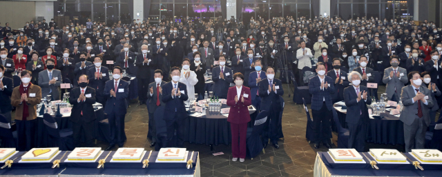 매일신문 주최 2023 대구경북 신년교례회가 2일 정계, 경제계, 교육계, 문화예술계 등 각계 주요 인사들이 참석한 가운데 대구 호텔수성에서 열렸다. 홍준표 대구시장, 이철우 경상북도지사, 지역 국회의원, 정창룡 매일신문 사장 등 내빈들이 새해 대구경북의 힘찬 출발, 상생 발전과 화합을 다짐하며 박수를 치고 있다. 김영진 기자 kyjmaeil@imaeil.com