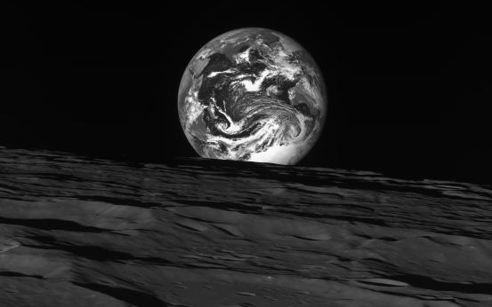 인류의 과도한 지하수 사용 탓에 지구 자전축이 기울어졌다는 국내 연구가 외신으로부터 주목을 받고 있다. 사진은 지난달 24일 다누리가 달 상공 344km에서 촬영한 지구. 연합뉴스