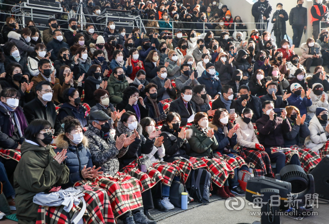 6일 오후 대구 중구 대봉동 김광석다시그리기길 야외콘서트홀에서 김광석 타계 27주기를 맞아 코로나19 확산 이후 3년만에 추모 콘서트가 열려 400여 명의 팬들이 공연을 즐기고 있다. 우태욱 기자 woo@imaeil.com