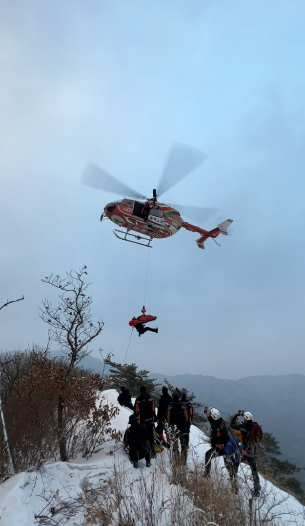 7일 경북 문경 조령산 추락사고 헬기 구조 장면. 경북소방본부 제공