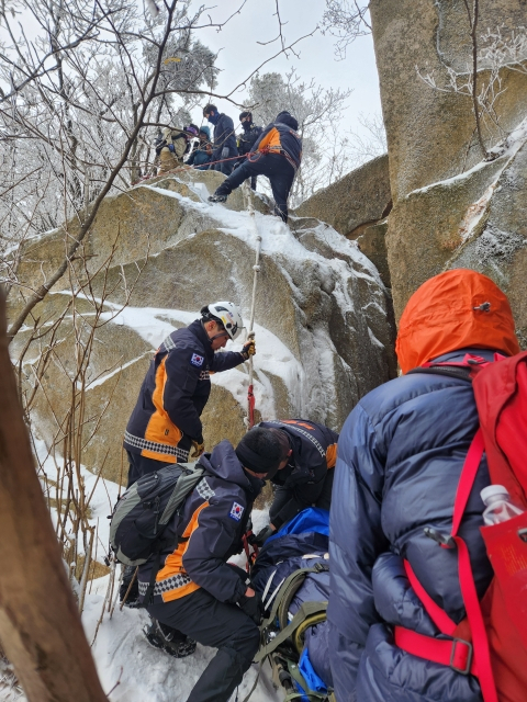 7일 경북 문경 조령산 추락사고 구조 장면. 경북소방본부 제공