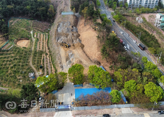 사업장폐기물이 불법 매립된 것으로 확인된 옛 대구미래대 교지내 경산시 청소년수련관과 육아종합지원센터 건립 예정지. 하늘색 건물이 청소년수련관을 짓기 위한 현장사무실이다. 독자제공