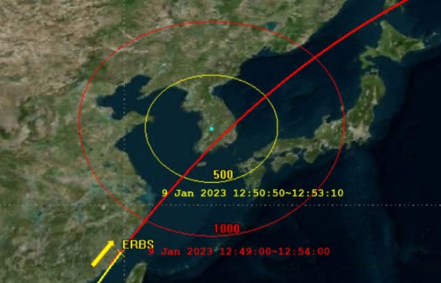 위성 추락 예상 범위 내 한반도 통과 예측 궤적 및 통과 예측 시각(한국시간 기준). 대전 중심 반경 500km(노란색) 및 1000km(붉은색) 범위. 한국천문연구원 우주환경감시기관(NSSAO)