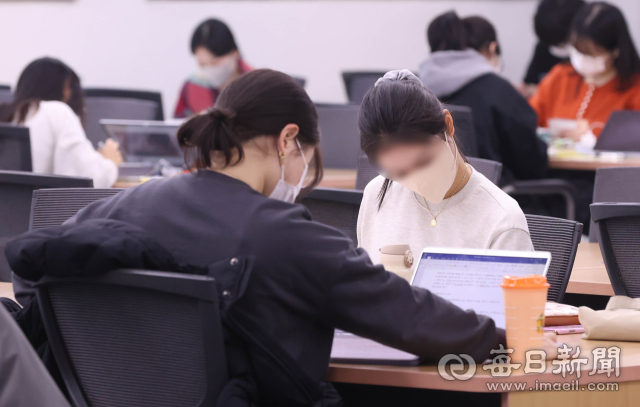 지난해 경북대학교 중앙도서관에서 방학을 반납한 대학생들이 취업 공부를 하고 있다. 매일신문DB